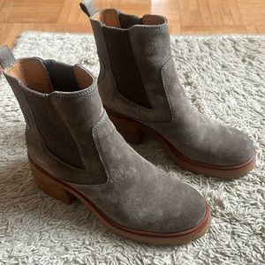 Women’s suade boots size 8